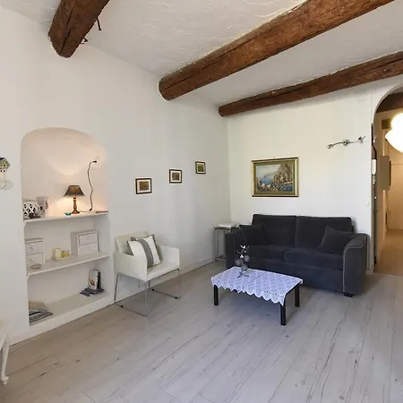 Great Flat In The Old Town Up To 4 Nice